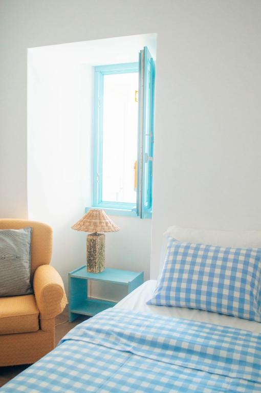 Quarto com janela azul
